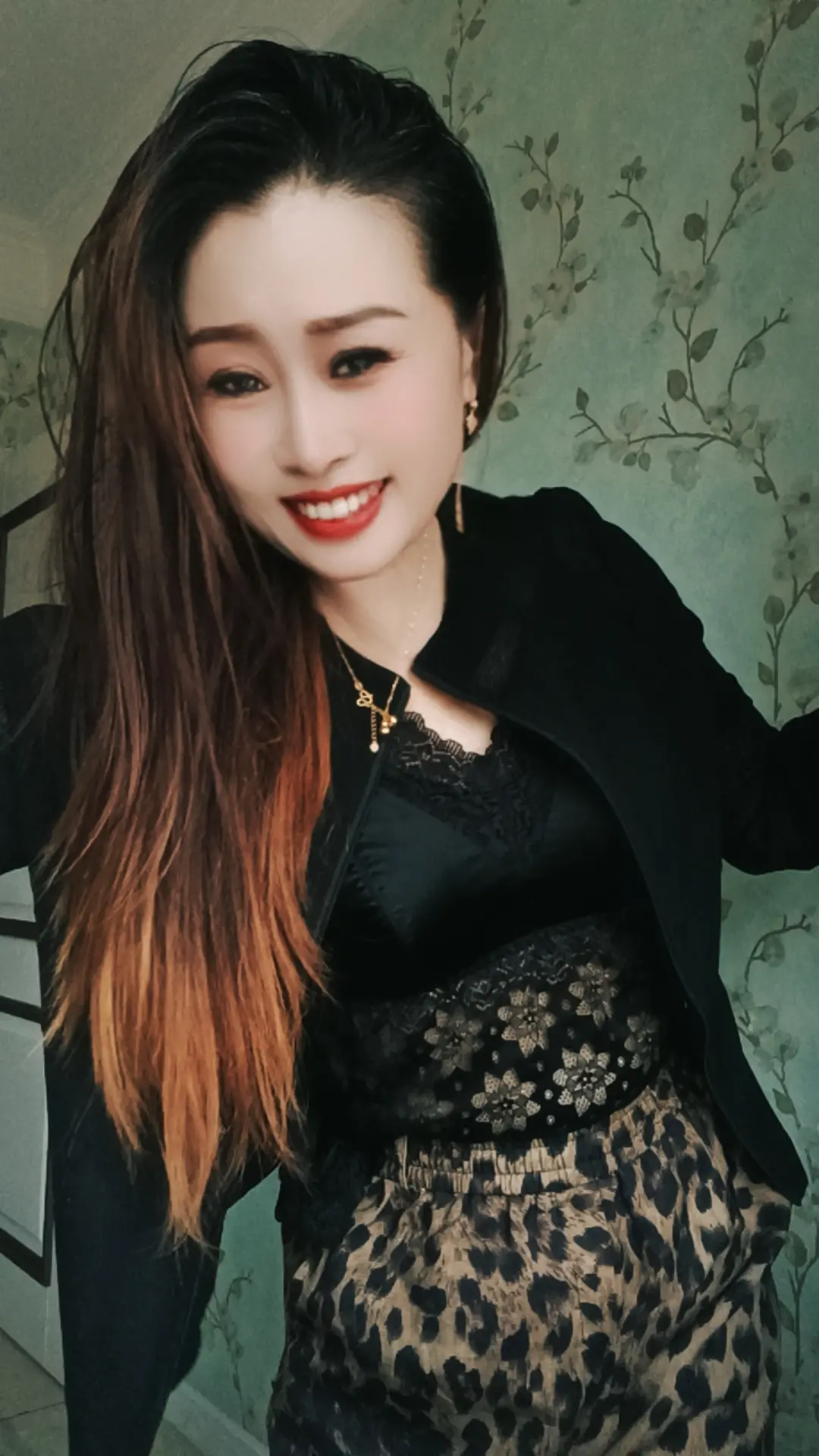 我些人有些情绪只能藏在心里，白天走过的街，看过的景，留给深夜