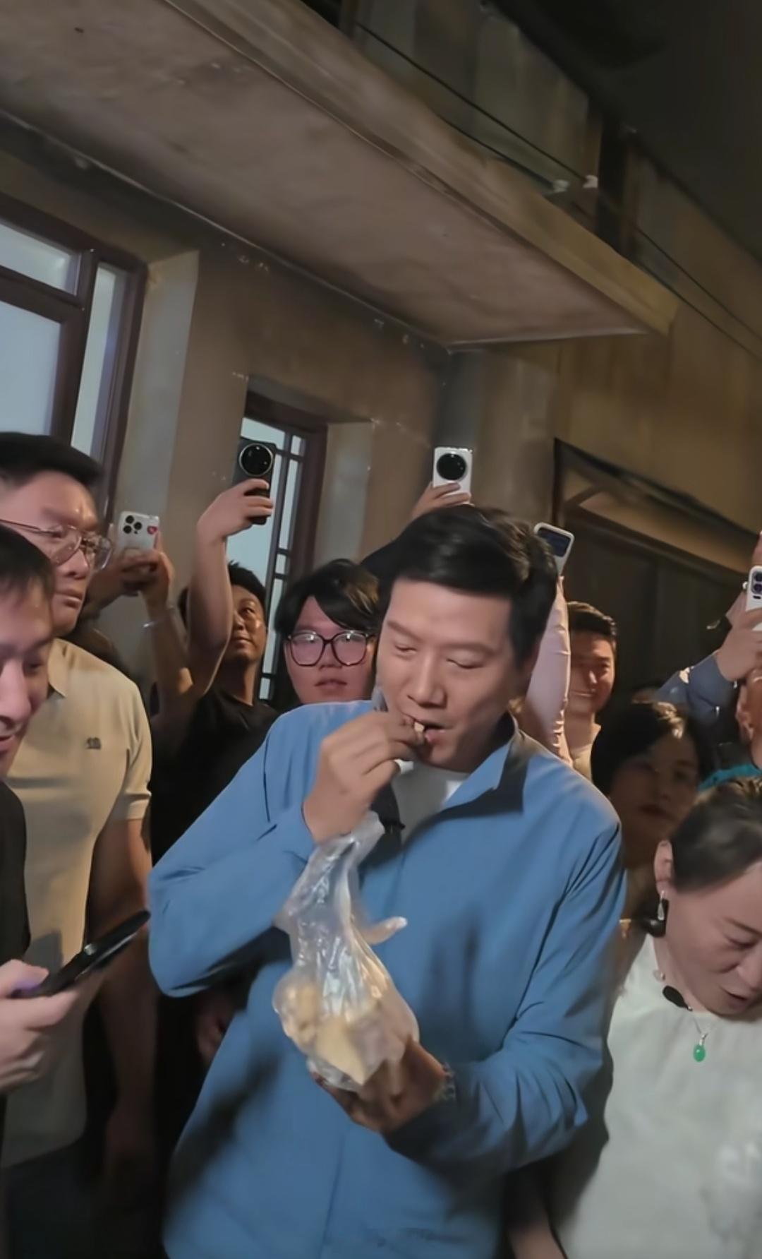 雷军和黄仁勋都喜欢逛吃打卡，还把麦芽糖分给大家吃，分前和分后自己嘴里也塞了两颗