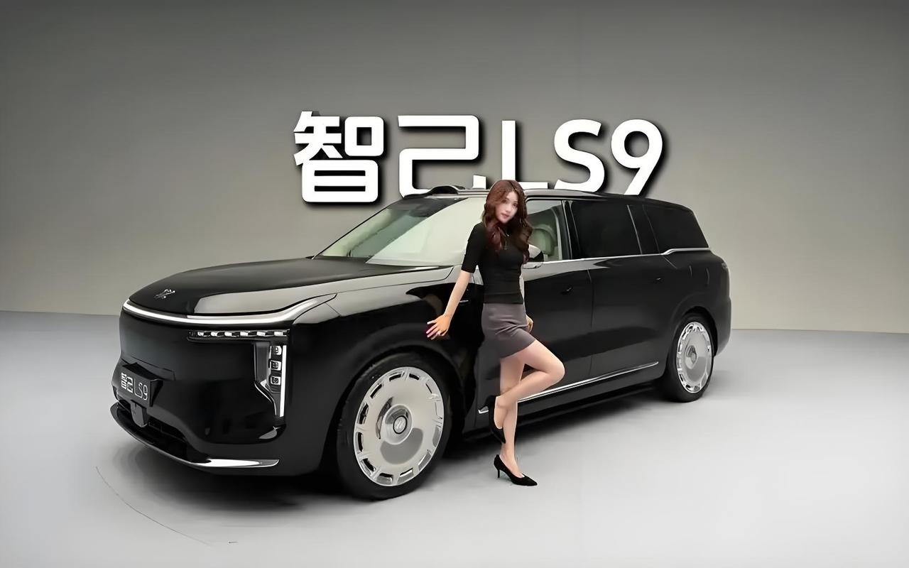 智己LS9绝对是你露营的好帮手，首先从大空间说，里面配备空调、冰箱和大沙发。座椅