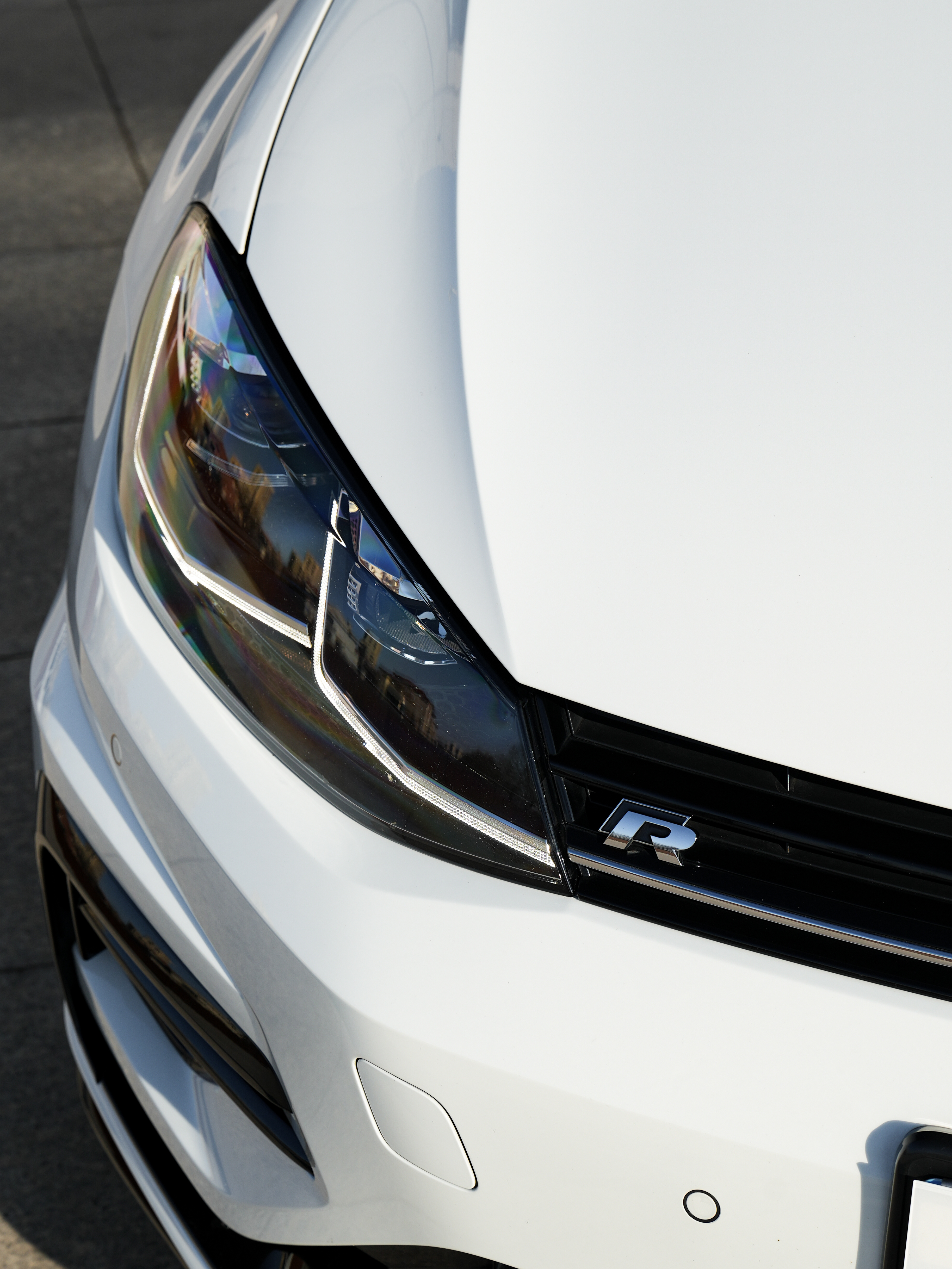 小伙子一大早赶来，把这台一手原漆 2.9 万公里的 7.5 代高 R 开走了。只