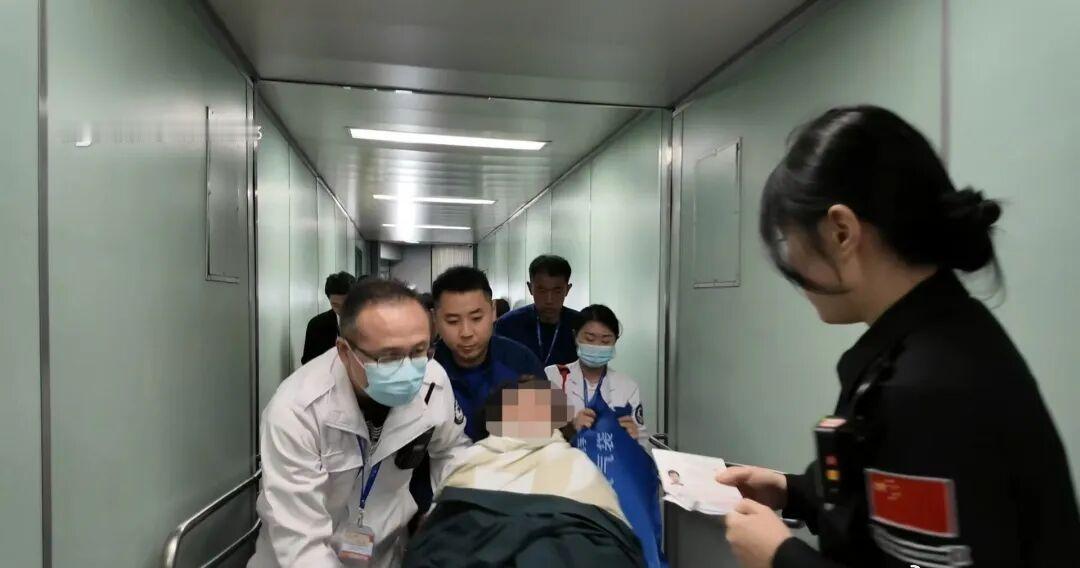 【2分钟！极速通关为发病旅客就医抢时间】送你e朵金达莱 4月8日17时3分，随着