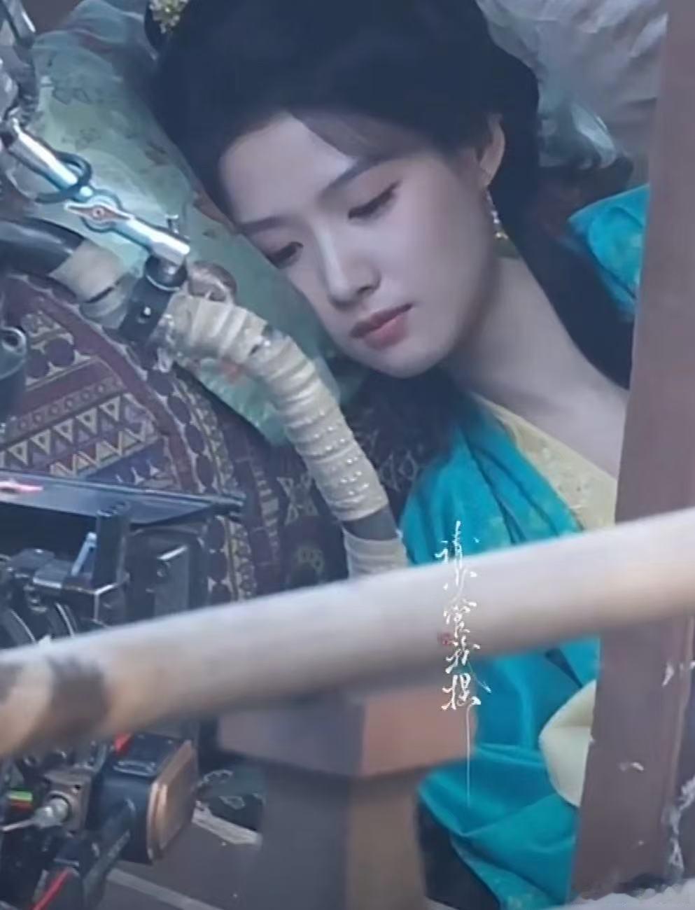 卢昱晓有故事感的眼神卢昱晓侧躺故事感卢昱晓有故事感的眼神，不错不错，