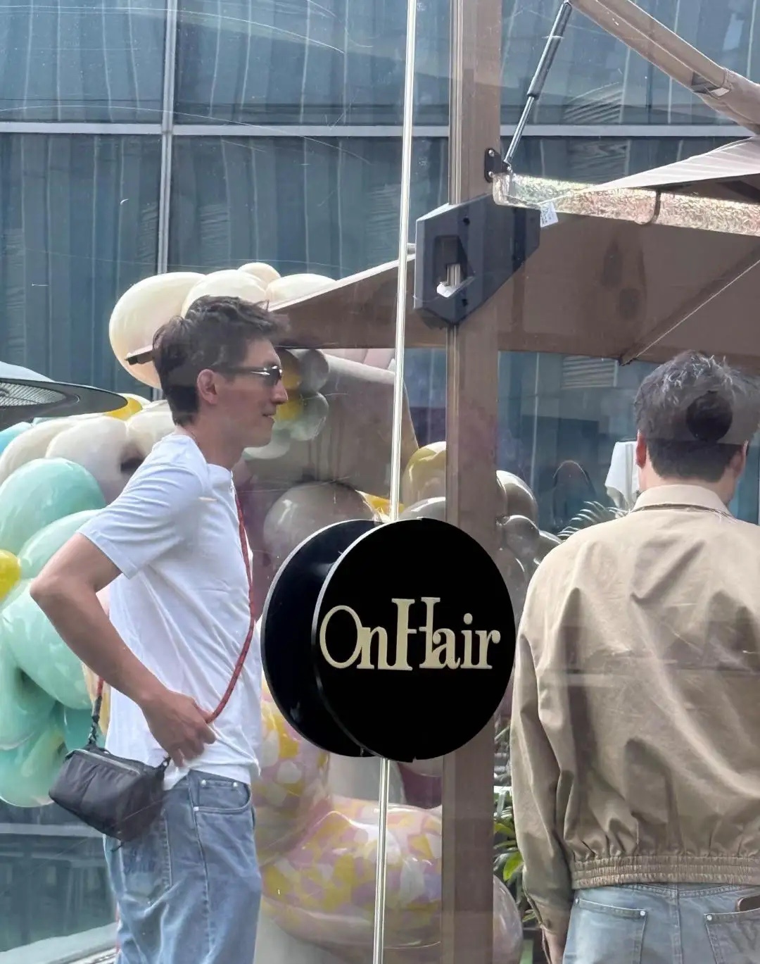 林更新和一帮朋友现身广东理发店，他和朋友们一边抽烟一边聊天，好像在拍电影一样，画