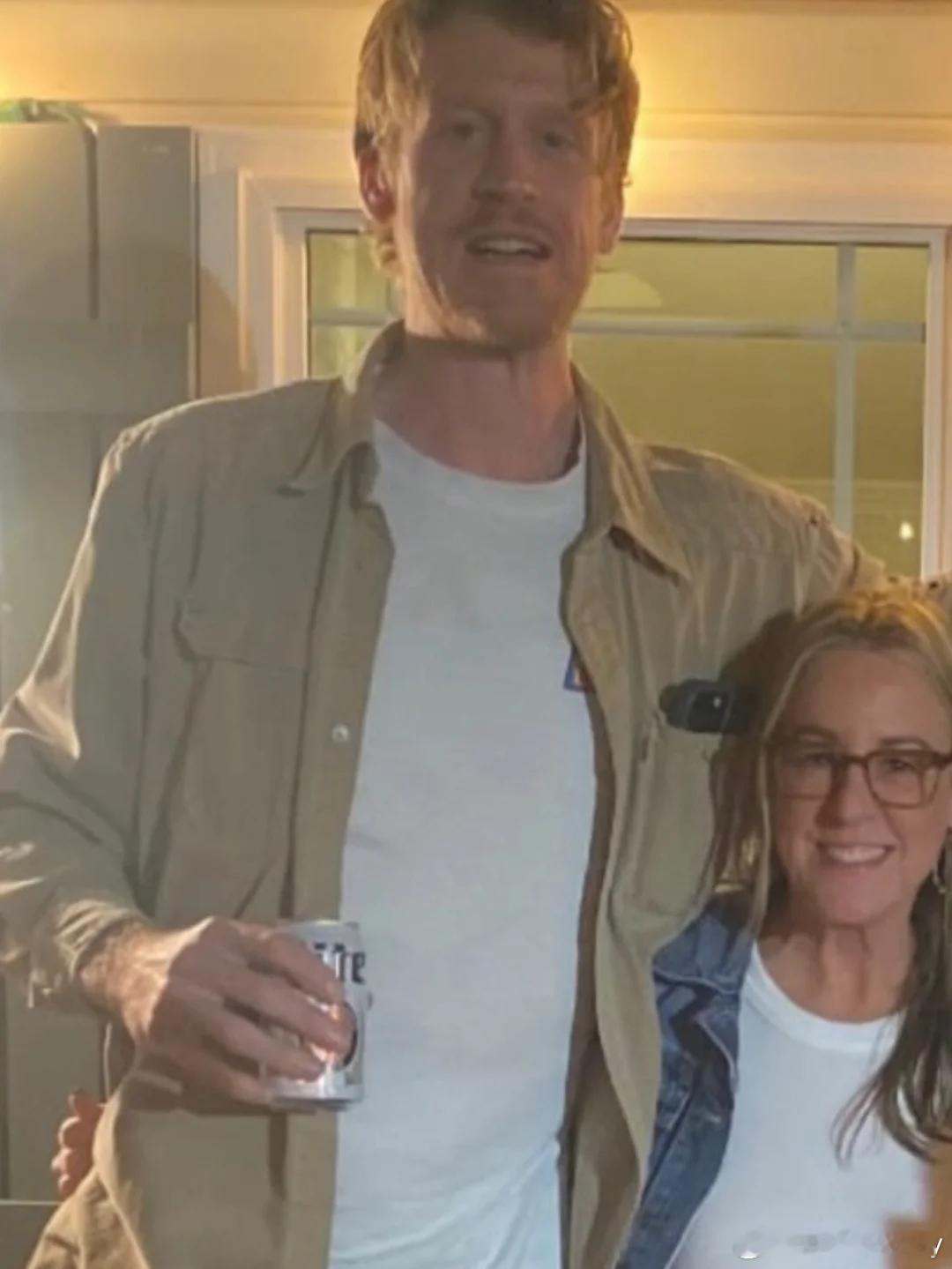 Max和家人一起过感恩节😊。男排美国男排