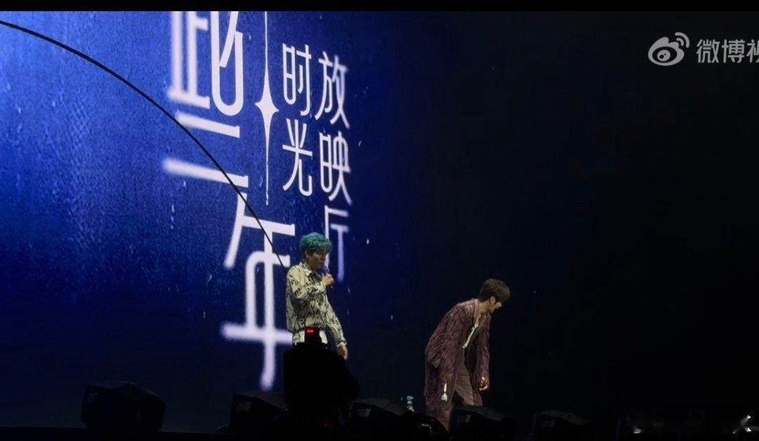 胡夏陆虎抽象斗舞 谁能想到看胡夏演唱会还送斗舞彩蛋啊！前一秒胡夏正经唱歌，下一秒