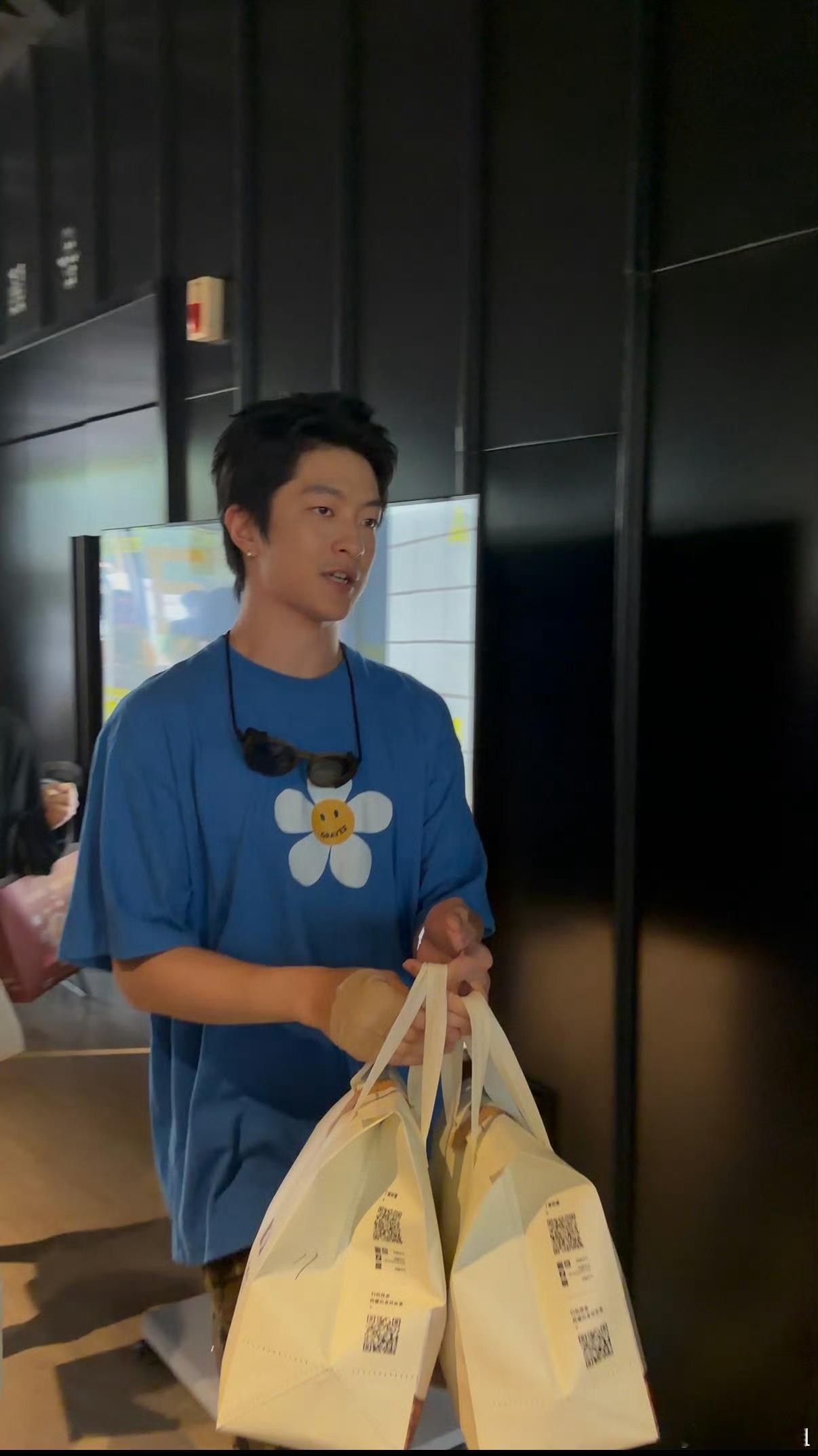 屈楚萧戏剧节逆应援屈楚萧请粉丝喝奶茶这就是屈楚萧啊！演戏时全情投入，对待粉丝更是
