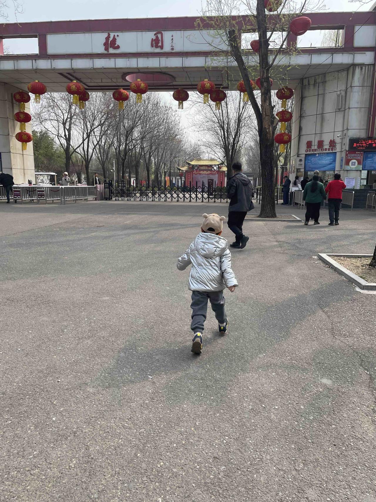 上周末带孩子去了一趟龙园，
可能是去的季节不对？
感觉也没有网上说的那么好玩，除