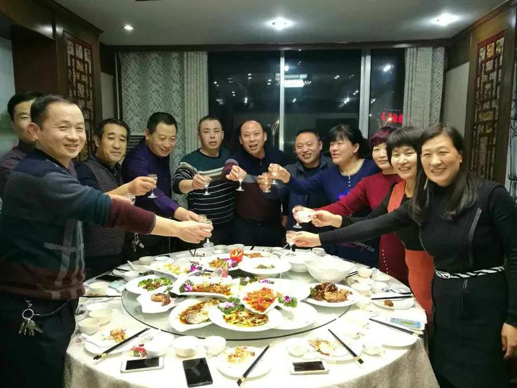 中专毕业三十五周年，同学群里约着聚会，其实我们班聚会还是比较经常的，基本上五年一