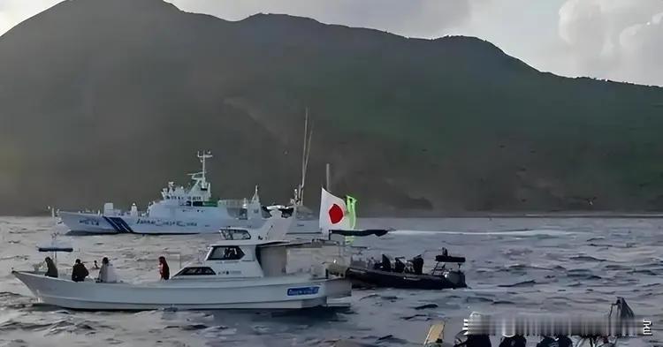 我国海警今天对非法闯入我钓鱼岛疆域的日本右翼分子 船只鶴丸号渔船发出了严厉警告并