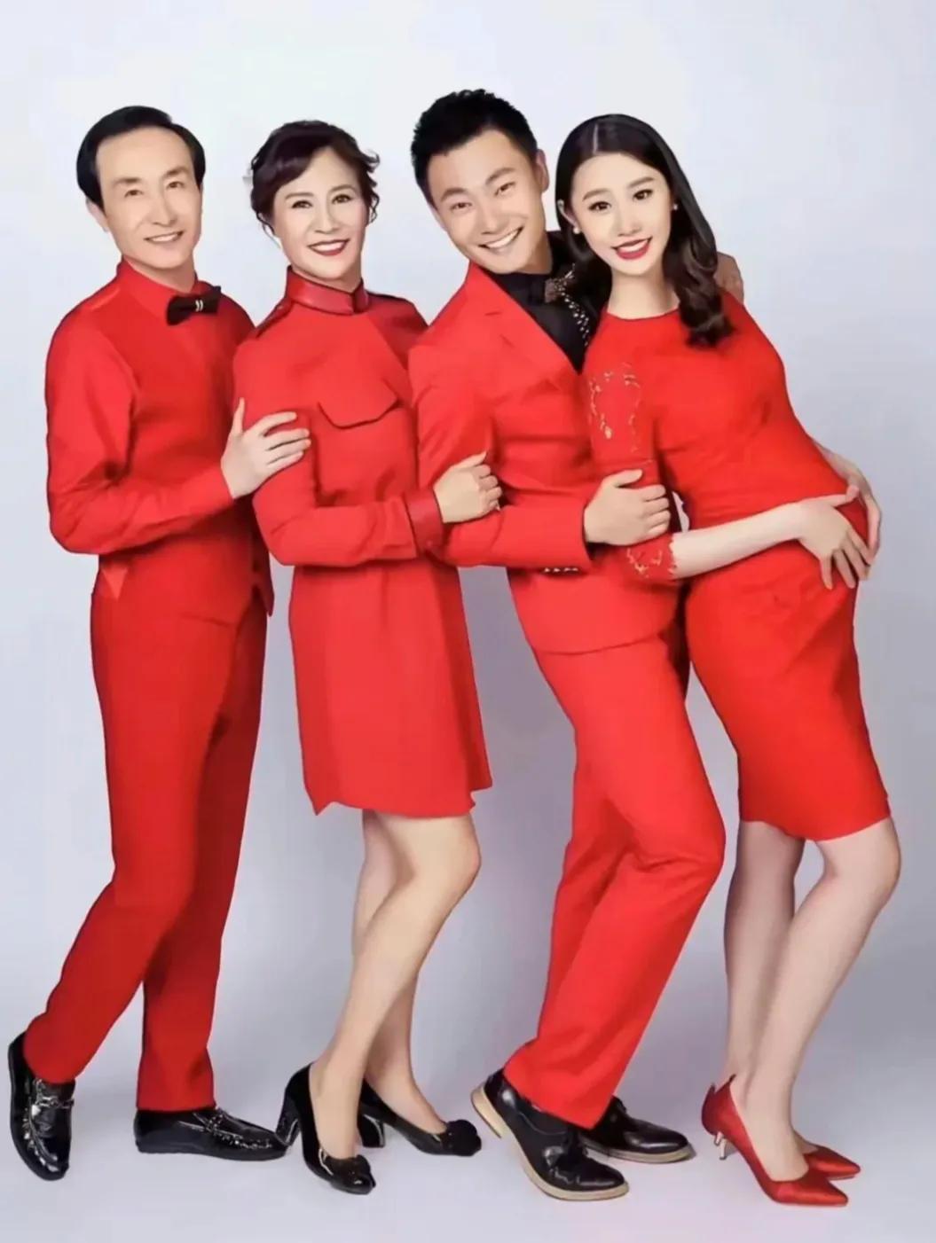 龚汉林一家的合影，这一看就是一家人，基因很强大。除了儿媳，祖孙三代共用一双眼 。