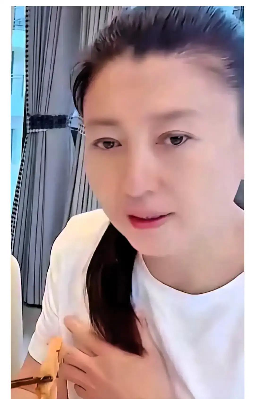 国家一级演员被骂上热搜
 
闫学晶在直播里抹眼泪，说现在拍戏连盒饭都省。网友炸了