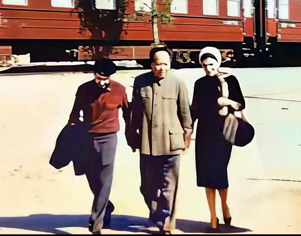 分享你珍藏的老照片1960年，古巴革命家切·格瓦拉携妻子访问中国。中国人民的伟大