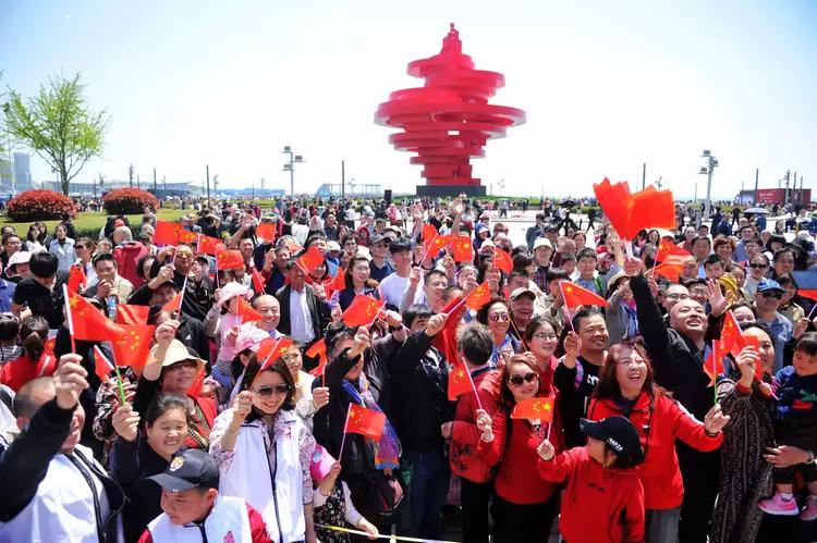国庆我不会出去旅游。一是懒，二怕挤，三是没钱。别人奔赴人山人海，我奔赴我的枕头。