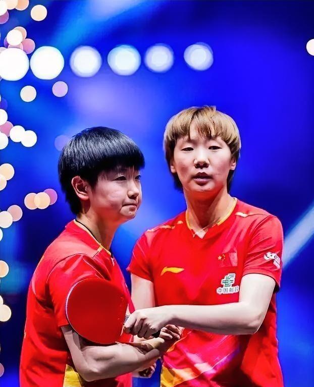团体赛为啥总让王曼昱先上？这问题我也琢磨好久了。
2026年亚运会，曼昱首盘1比