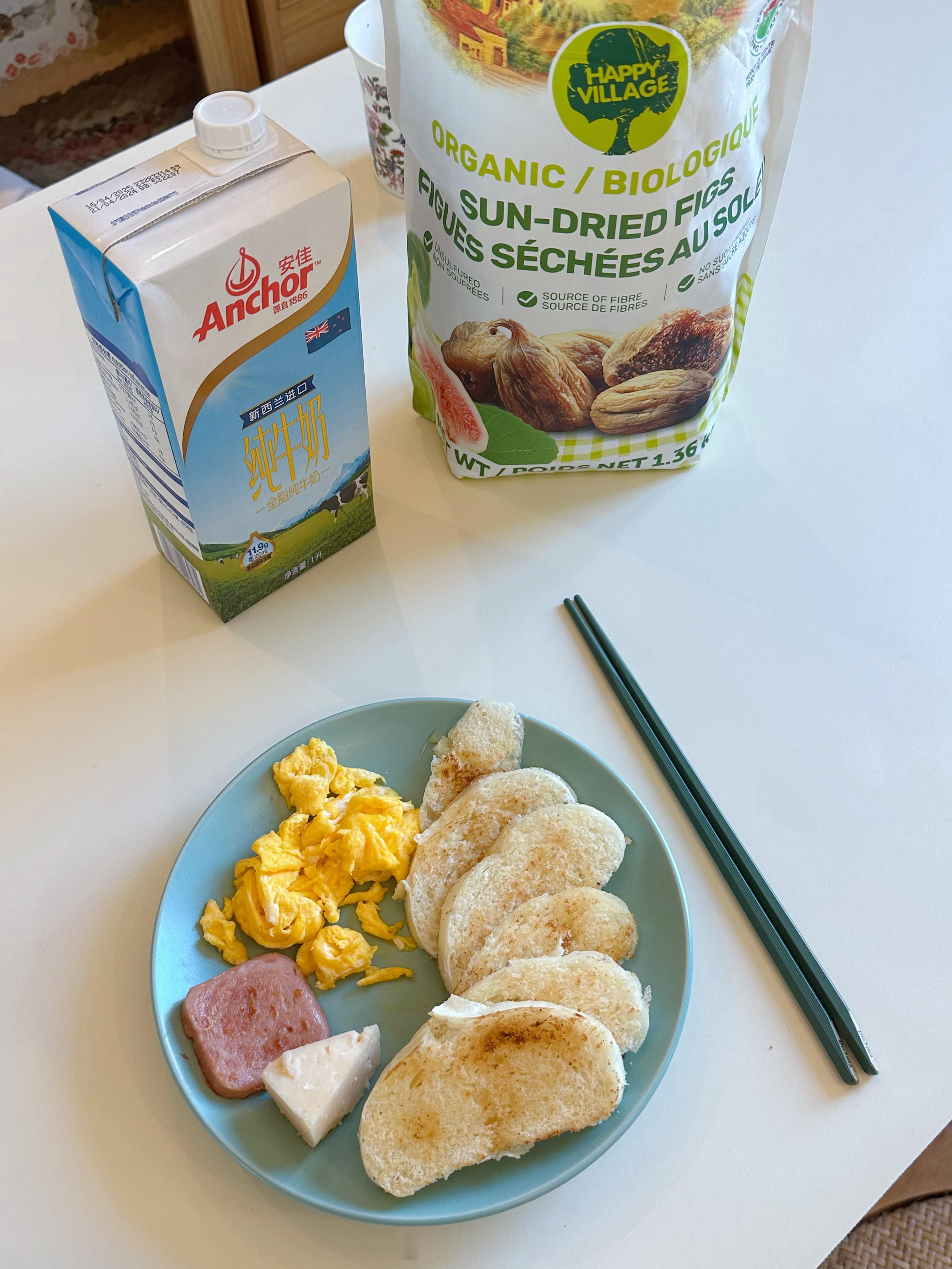周末简单早餐，黄油煎馒头片，煎王家渡午餐肉，蛋鲜森炒蛋，硬质红酒奶酪。除了馒头是