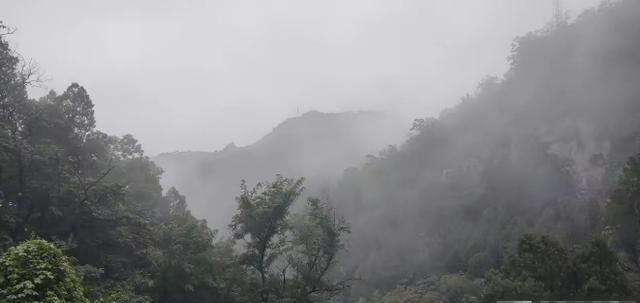 泪目！6 名退休老师去贵州旅游，突遇大雨，在一农户家躲雨，主人家做了 9 菜 1