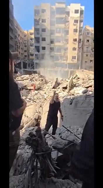 贝鲁特的年轻人在哈桑·纳斯鲁拉遇刺现场哀悼。#黎巴嫩 #哀悼 #中东局势