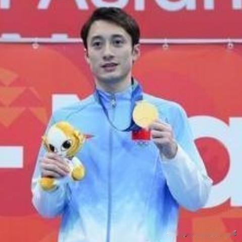 他就是亚运跳水冠军练俊杰！
父母原本都是公职人员，因他失去工作，只能艰难重新谋生