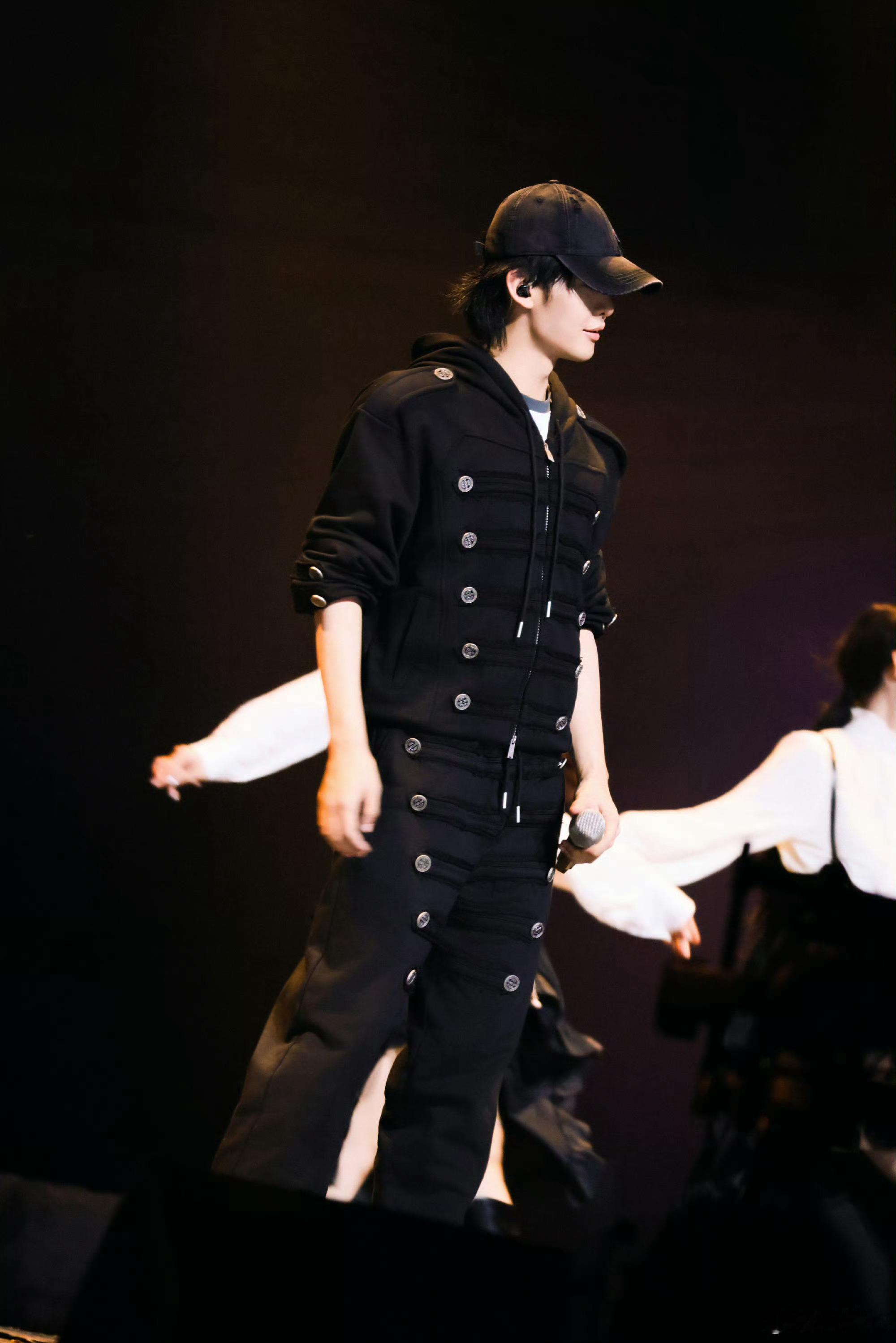 王赫野有这编曲实力拿什么输披荆斩棘一次次舞台改编都稳定输出，不是偶然的高光，是日