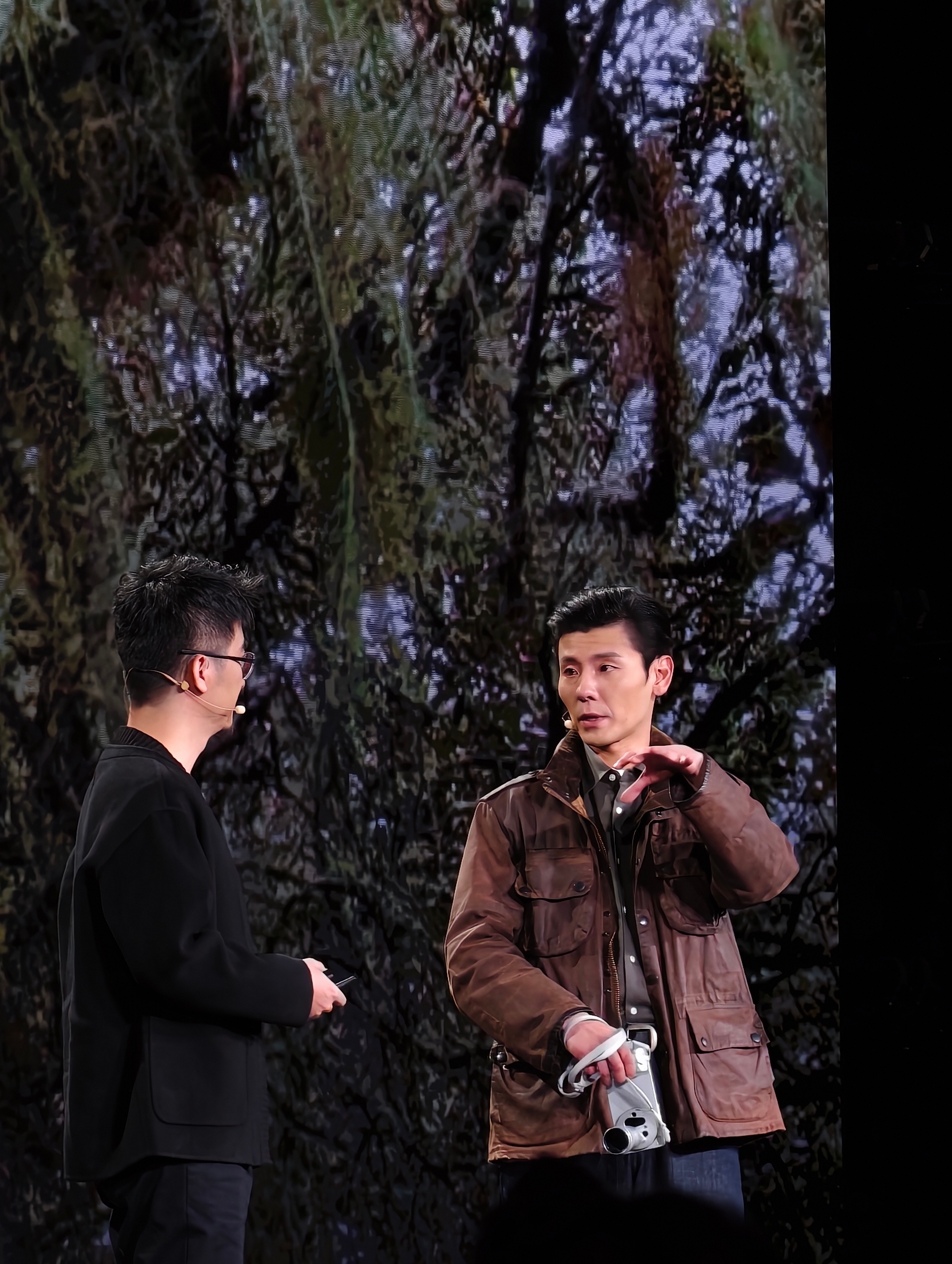 蒋奇明也来发布会现场了，本人太有魅力了，自带电影感的男人。看了一下媒体老师用40