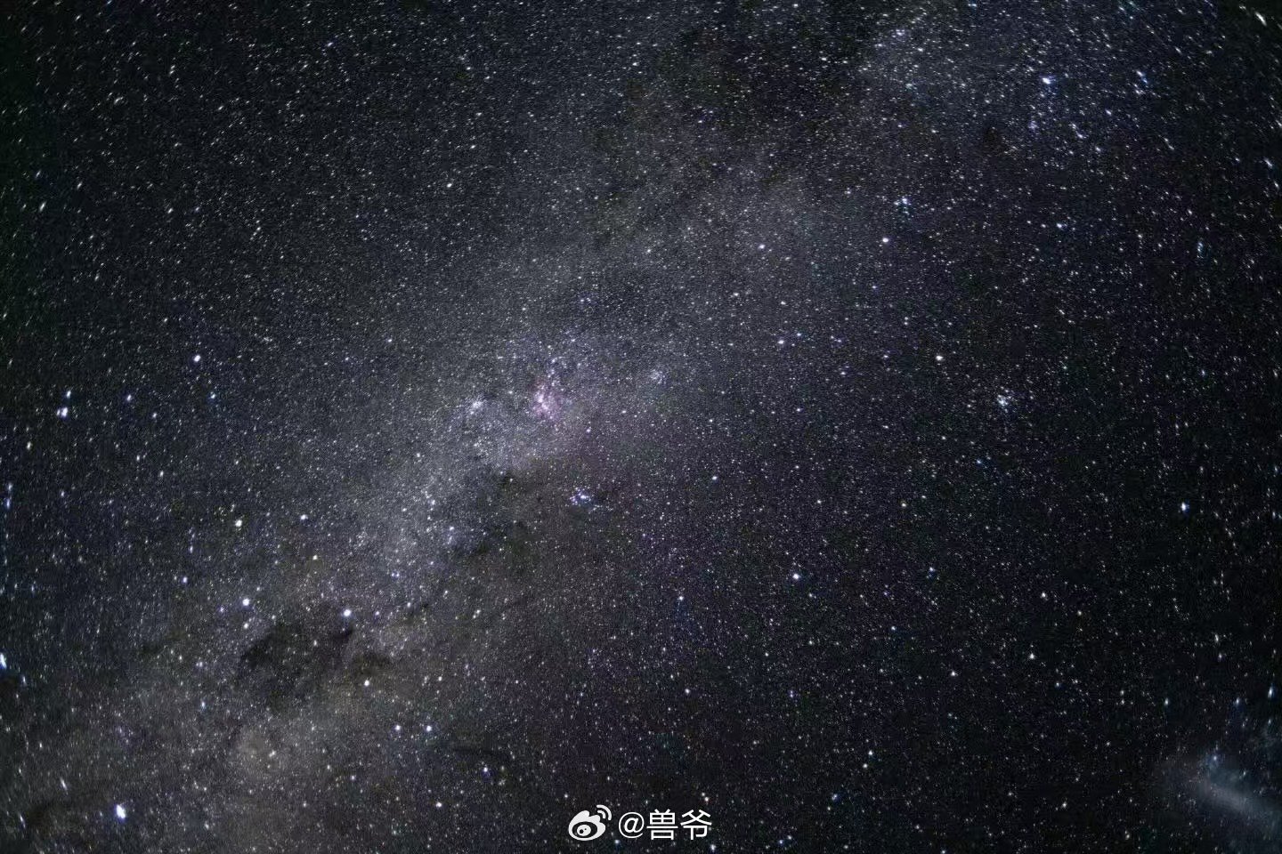 在完成月球飞越任务后，阿尔忒弥斯2号（Artemis II）的宇航员们4月7日拍