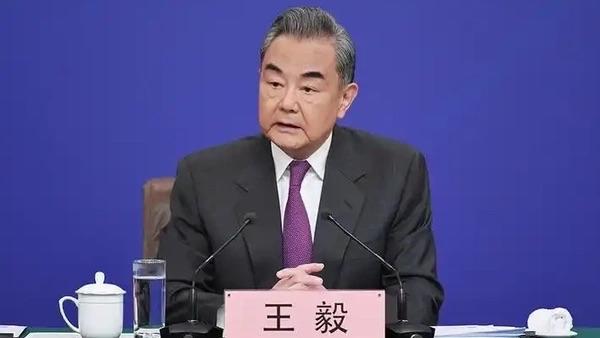 王毅表示中美关系前景光明。
当地时间2月14日，中共中央政治局委员、外交部长王毅