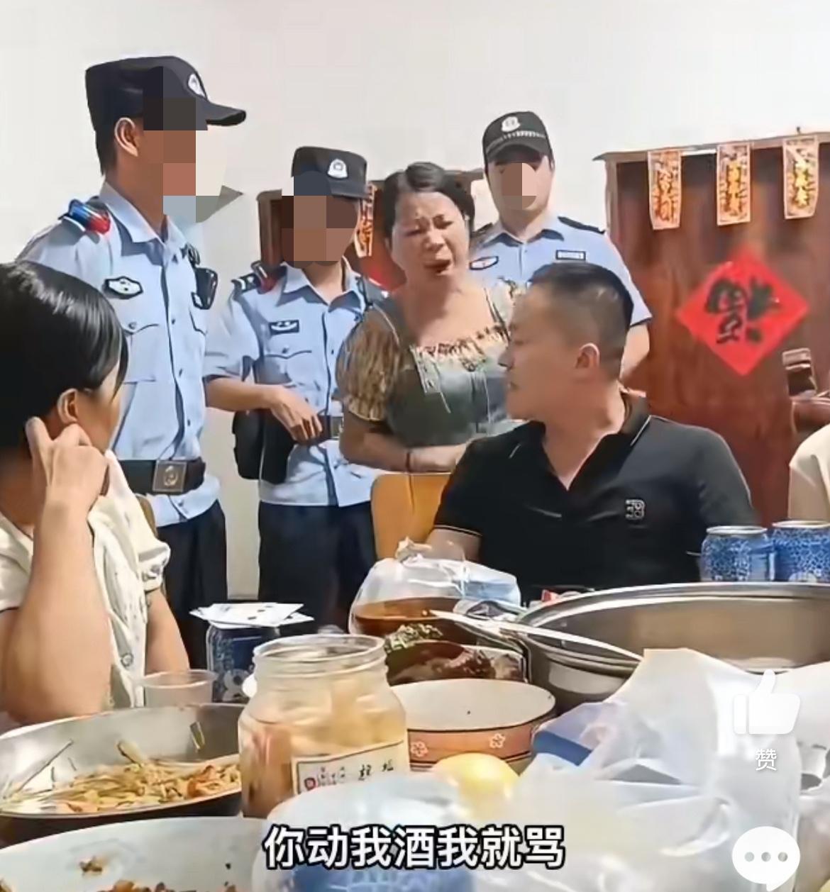 一群男女喝酒，有人欠酒不喝求助帽子叔叔挡驾，这些人是不是无聊的慌，浪费警力。喝酒