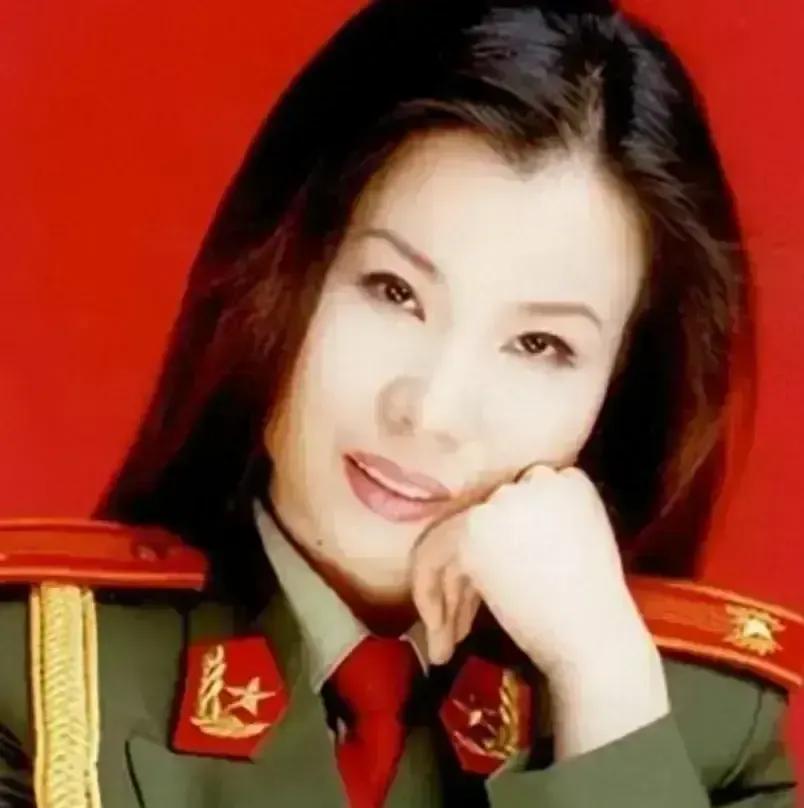 叶凡，这位曾被誉为毛阿敏接班人的歌手，短短16天从高烧到离世，人生戛然而止。她在