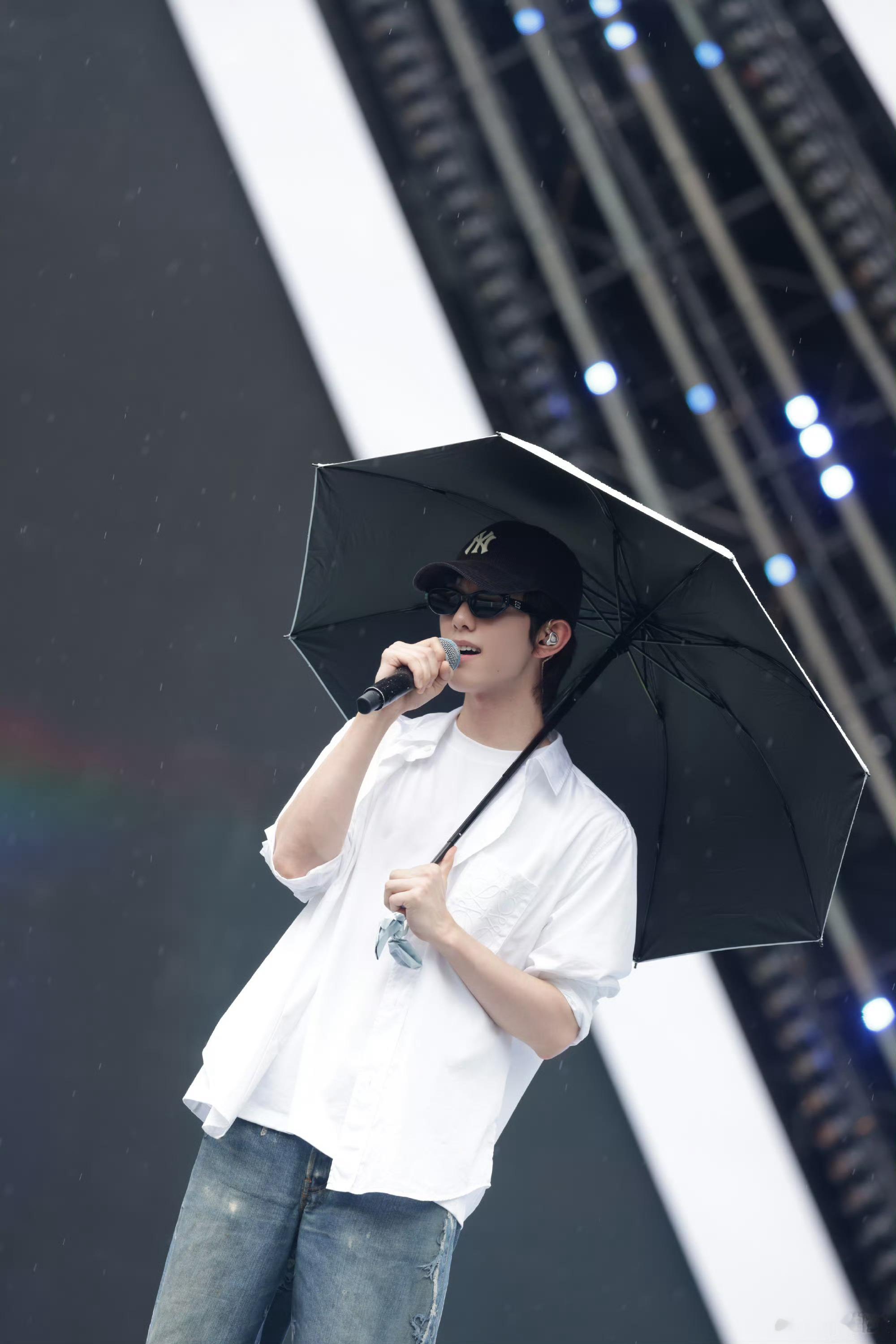 马柏全雨天撑伞彩排照马柏全超酷音乐盛典彩排照白衬衫look雨天撑伞氛围感十足！舞