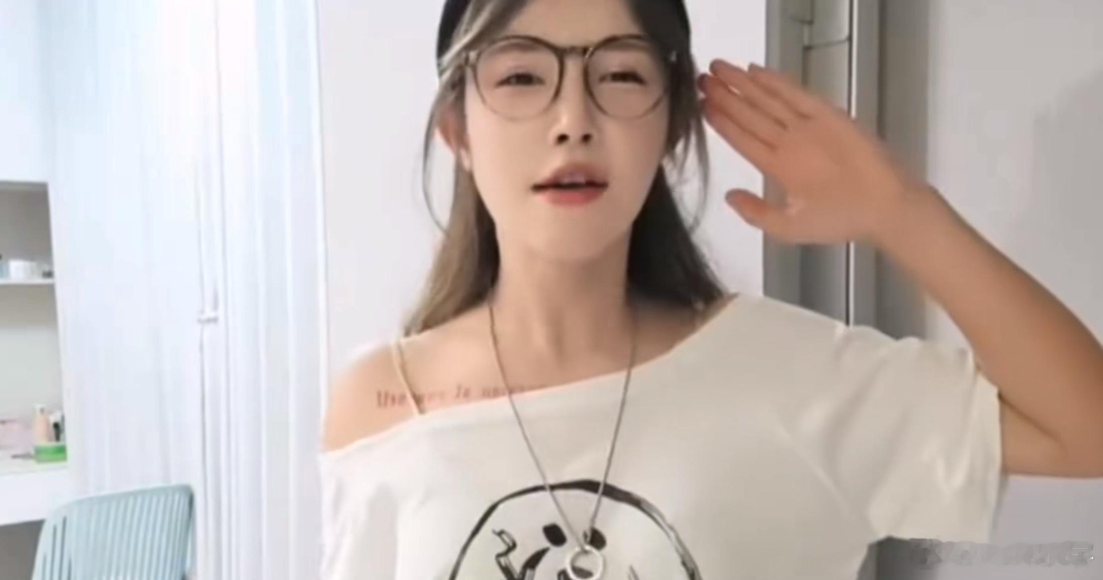 暖妹：我本来是一个人住一个房间的，自从加入熊掌后我就住120平的大平层了，三个房