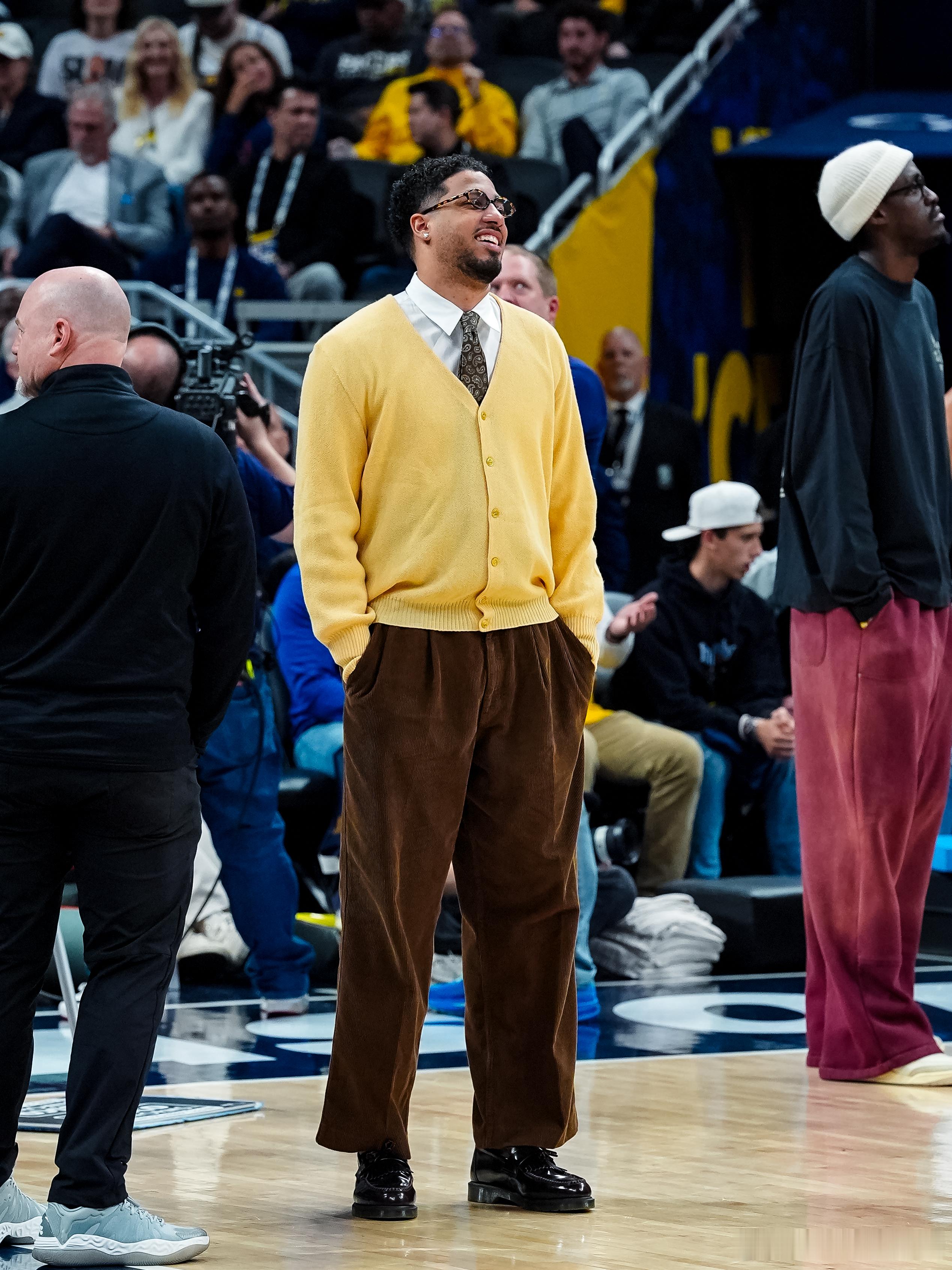 哈利看上去胖了点？是一直养伤的原因，还是这身衣服的原因？ 