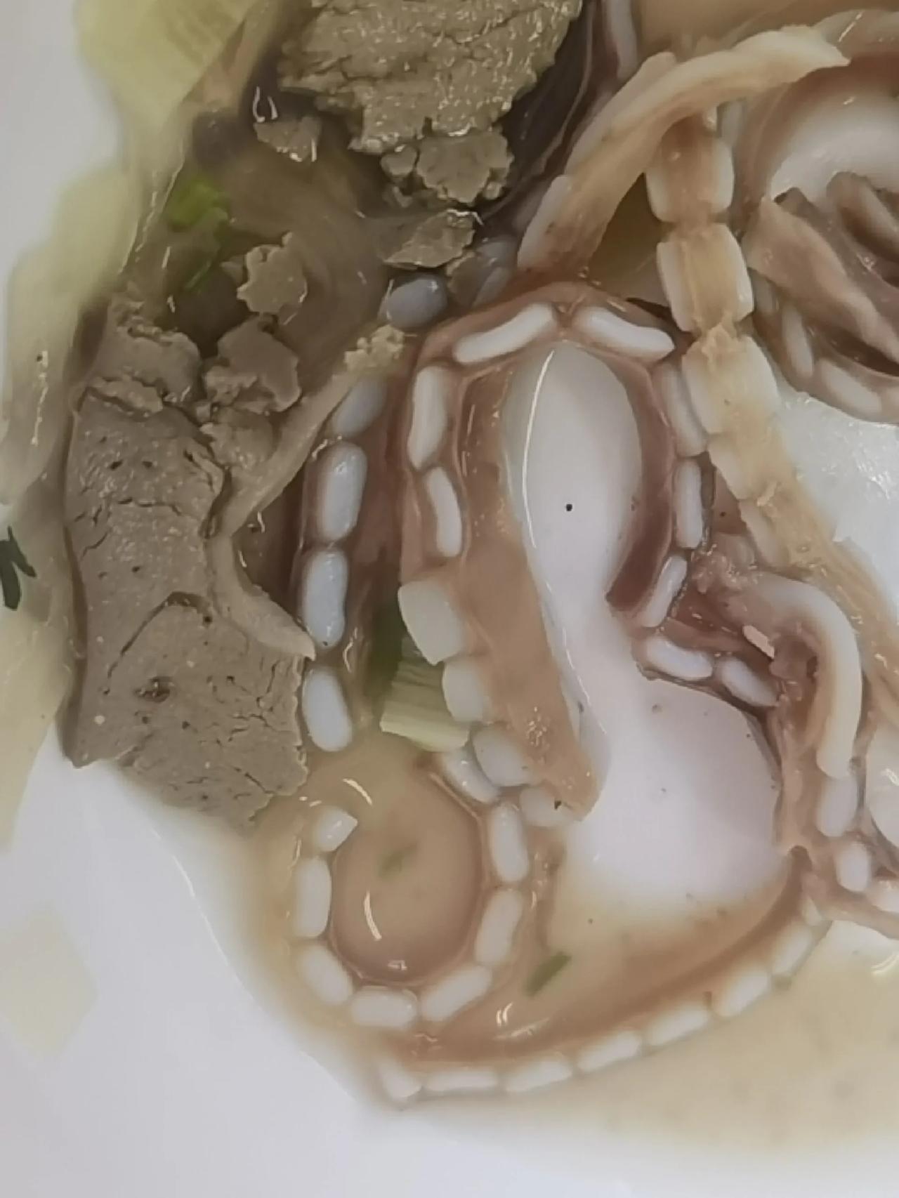 不懂就问，羊杂汤里这个像一排牙齿一样的东东是啥啊？
我们镇上新开了一家饭店，我同