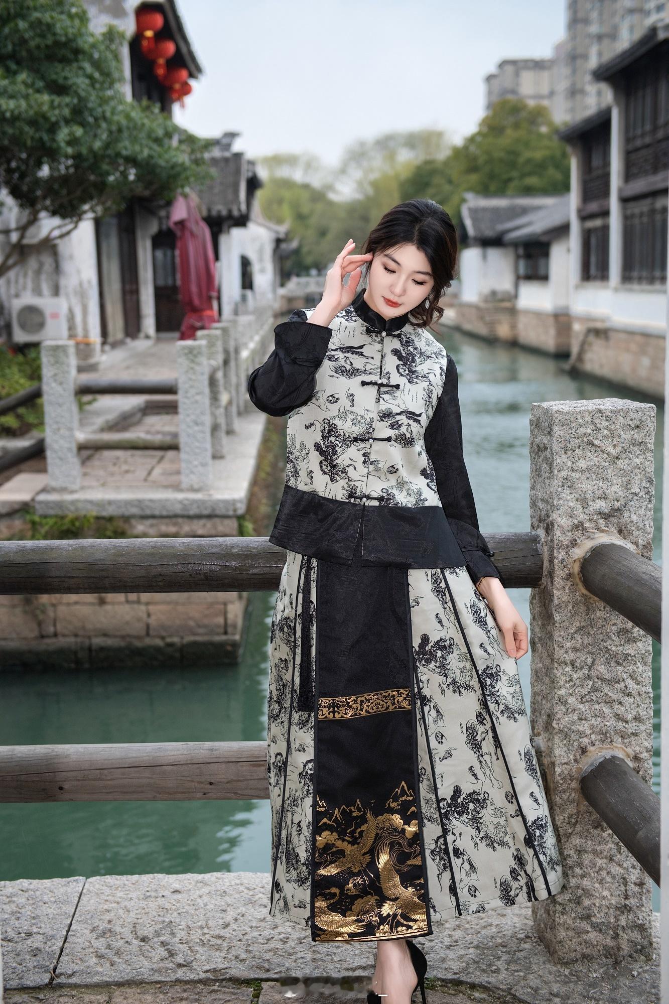 玉容寂寞泪阑干，梨花一枝春带雨。 ​​​