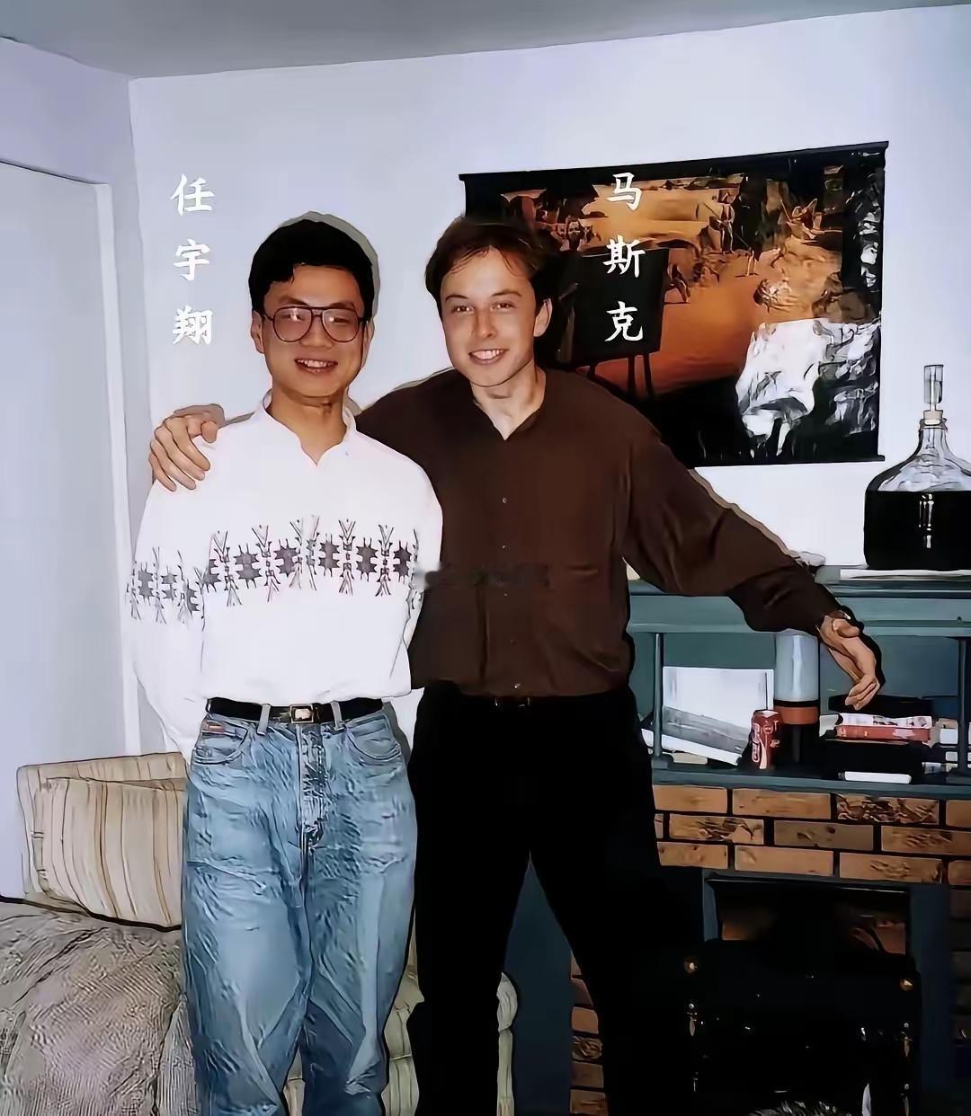 那时候的他还不是世界首富。二人是同窗好友，室友，也是无话不谈的好朋友。