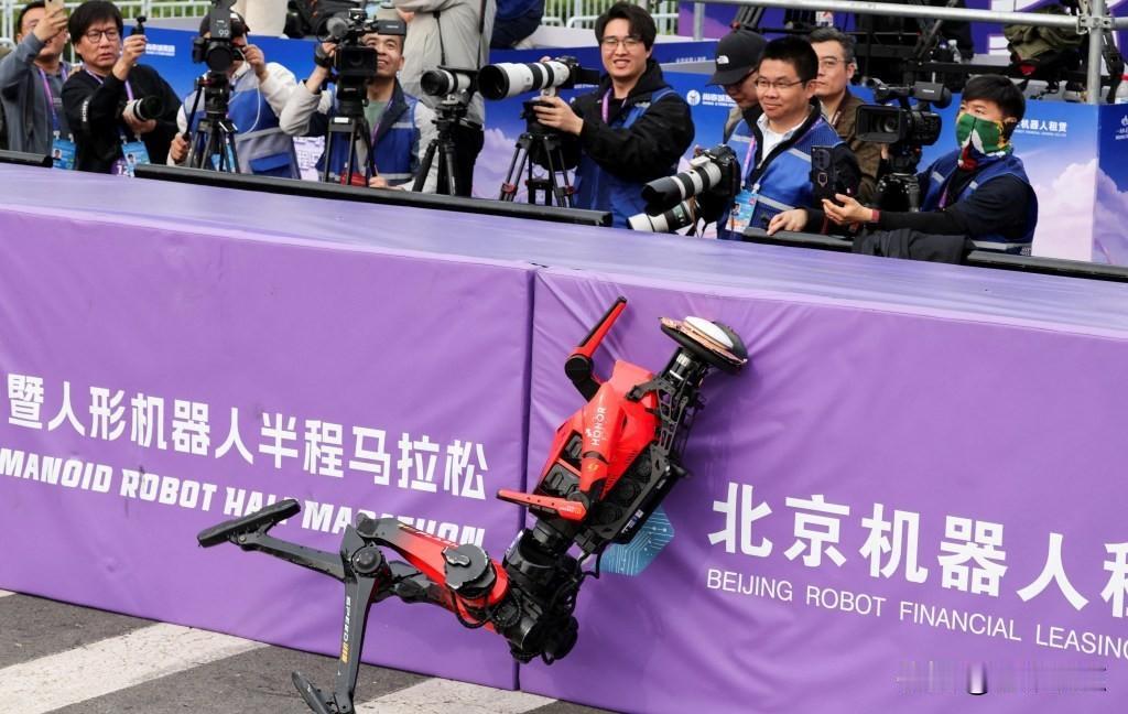 半马赛道上机器人跑赢了人类，我们还在喊“快看”，它却已经喘着气冲线了。
4月12