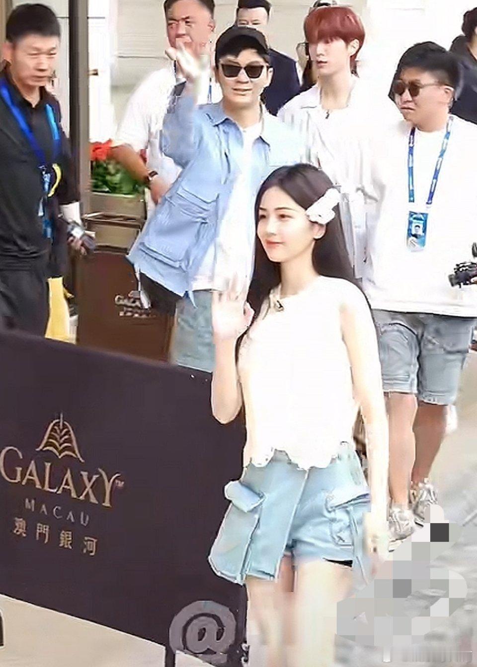 我朋友见到白鹿了，长得矮，她和我说，白鹿根本不是电视上看到的那样其实白鹿真人特别