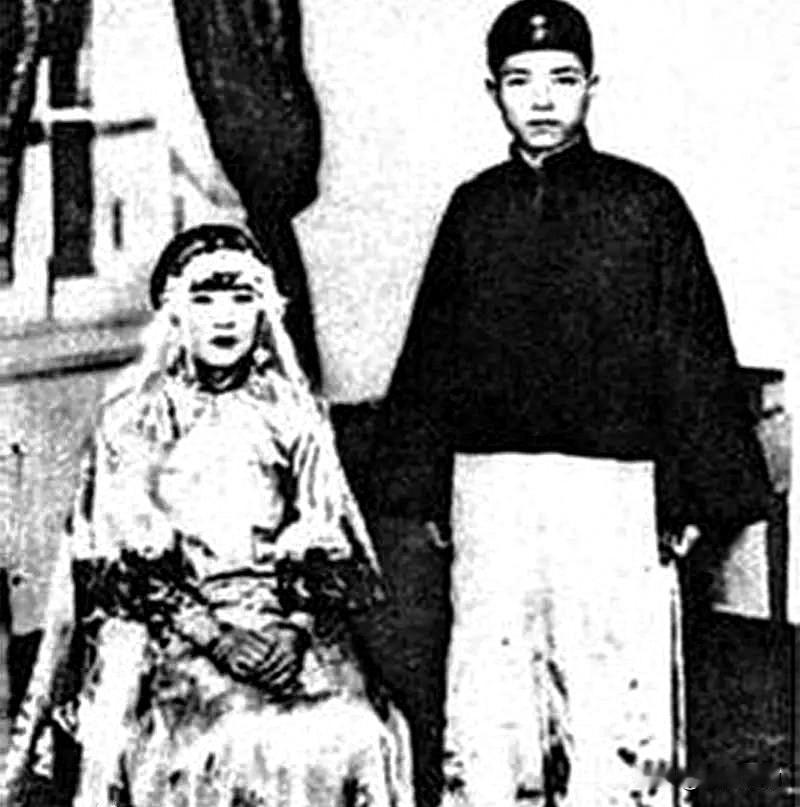 甘珠尔扎布（1903–1970），蒙古族，汉名韩绍约，出身蒙古贵族，日本陆军士官