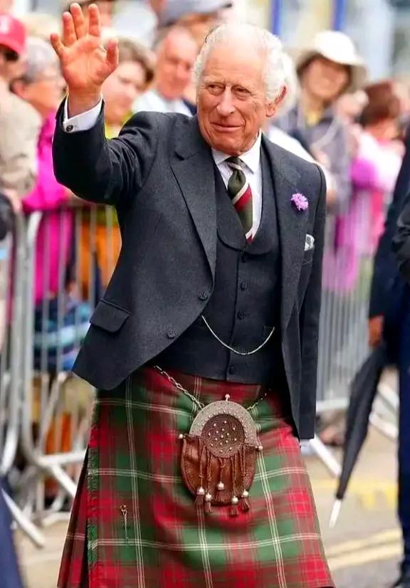 这里不是英格兰！11月20日，厦门松柏中学男生穿裙戴假发参加校运会跑步比赛夺冠，