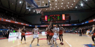 目前为止，广东男篮的篮板球并没有落后太多，阿弥陀佛，王少杰做了很多工作。山东男篮