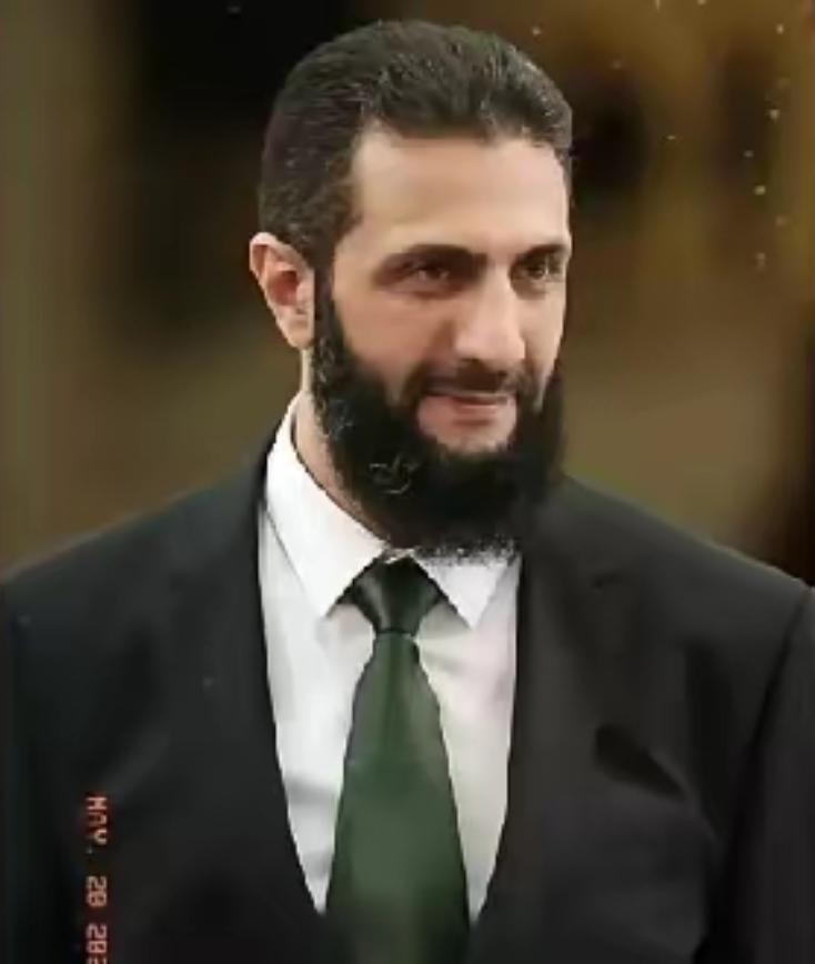 想不到，曾是一个恐怖头子的叙利亚过渡政府领导人朱拉尼，在短短一年多的时间里，竟把