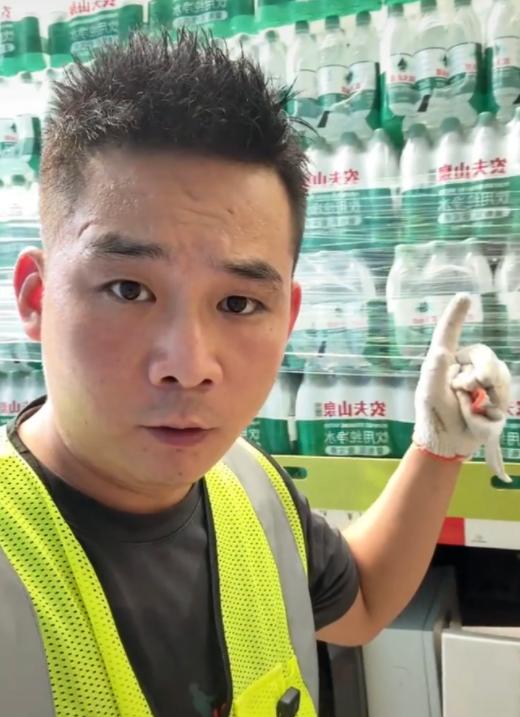 达州小伙李德果拉着物资自驾去广西抗洪，途中车子突然自燃，烧得只剩架子，他立马联系