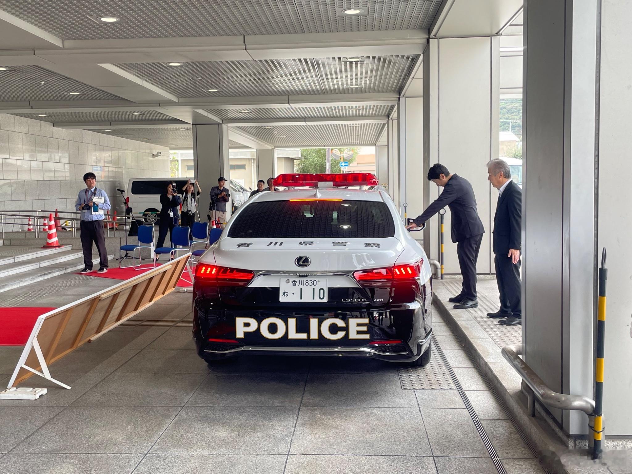 香川县警最新的雷克萨斯LS500h AWD，这涂装太帅了吧 型车街拍[超话] ​