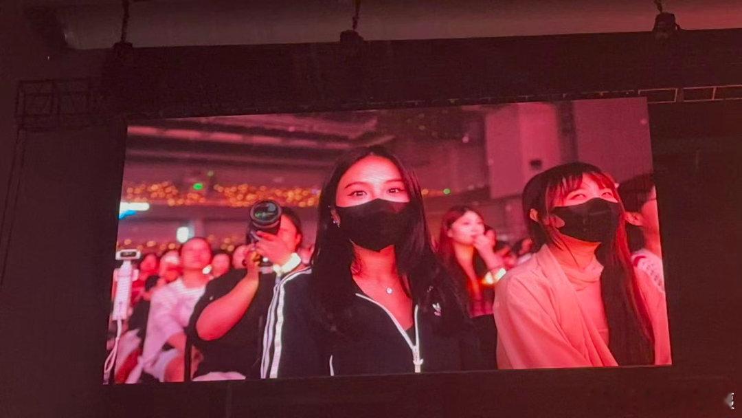 稚楚现身猫耳声刻稚楚来看孩子们了 没去现场的我只能刷repo，越刷越想哭。稚楚都