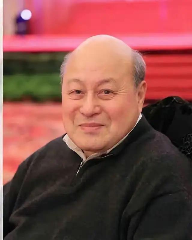 他曾出任浙江省长，参加过解放战争，曾经立下遗嘱，身后财产全部捐款社会。一身正气，