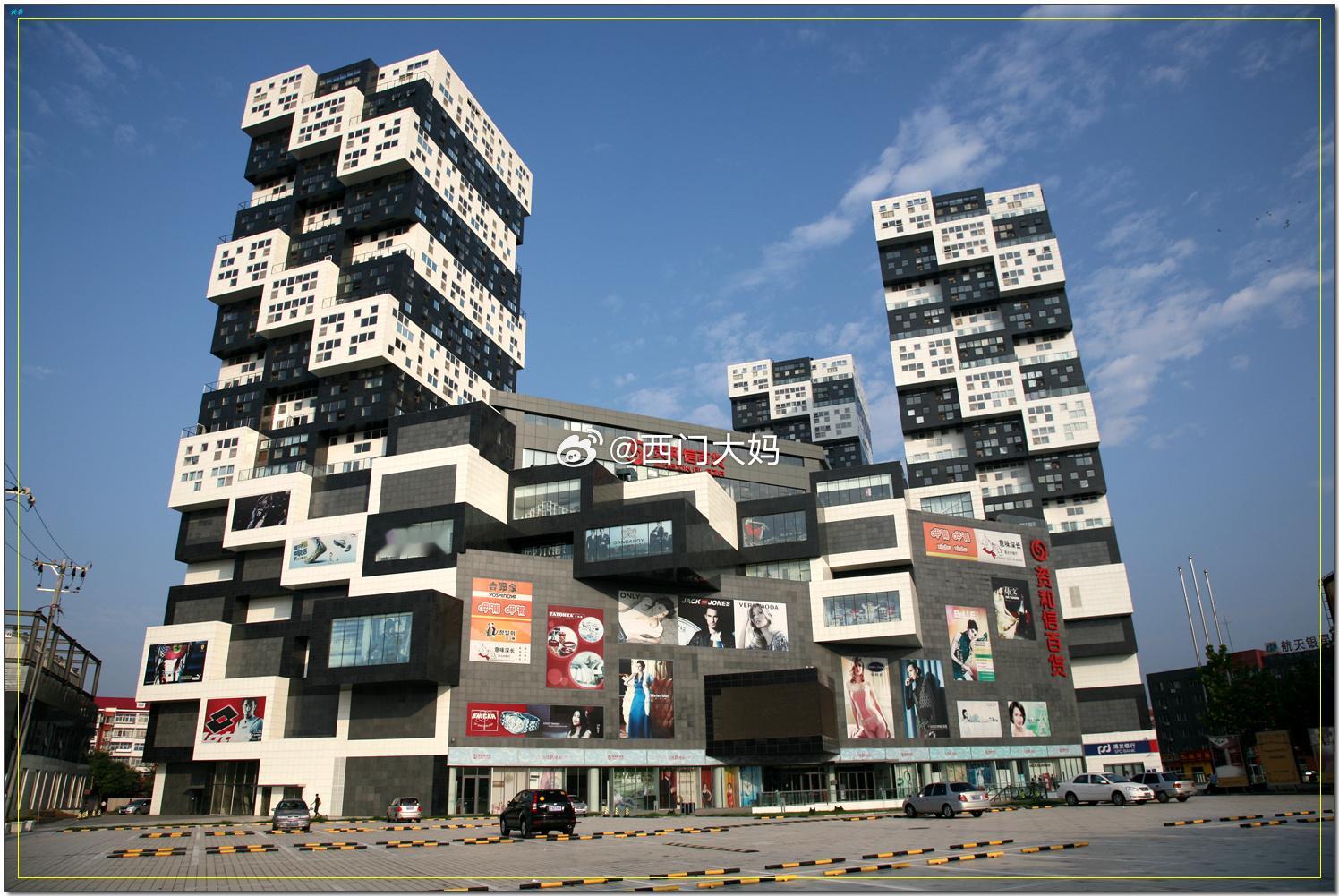 在“晒北京最丑建筑大赛”中，好多人都表示大妈不放资和信的图实在是功德不圆满。但是