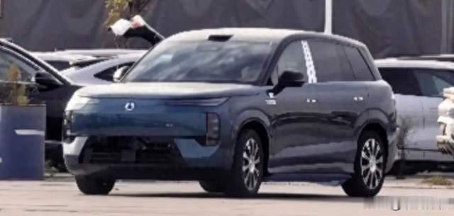 全新腾势N8实车曝光：890kW、1003km、9分钟闪充，前脸又成了话题