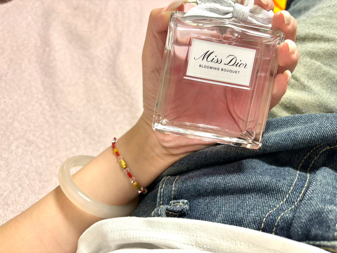 如果眼泪要掉 我希望是Dior什么都是假的 只有我的Dior 150ml是真的[