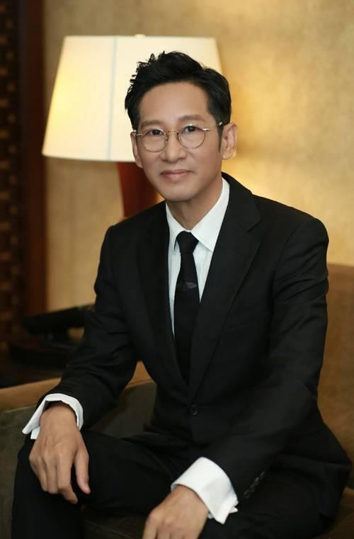 演员王劲松，今年五十八，无儿无女，没有结过婚。有记者问他，不想找个人共度余生吗，