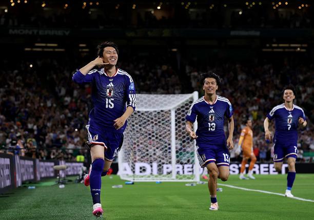 谁还敢说日本队只是“亚洲强队”？世界杯小组赛两轮打完，世界第16，逼平荷兰、4比