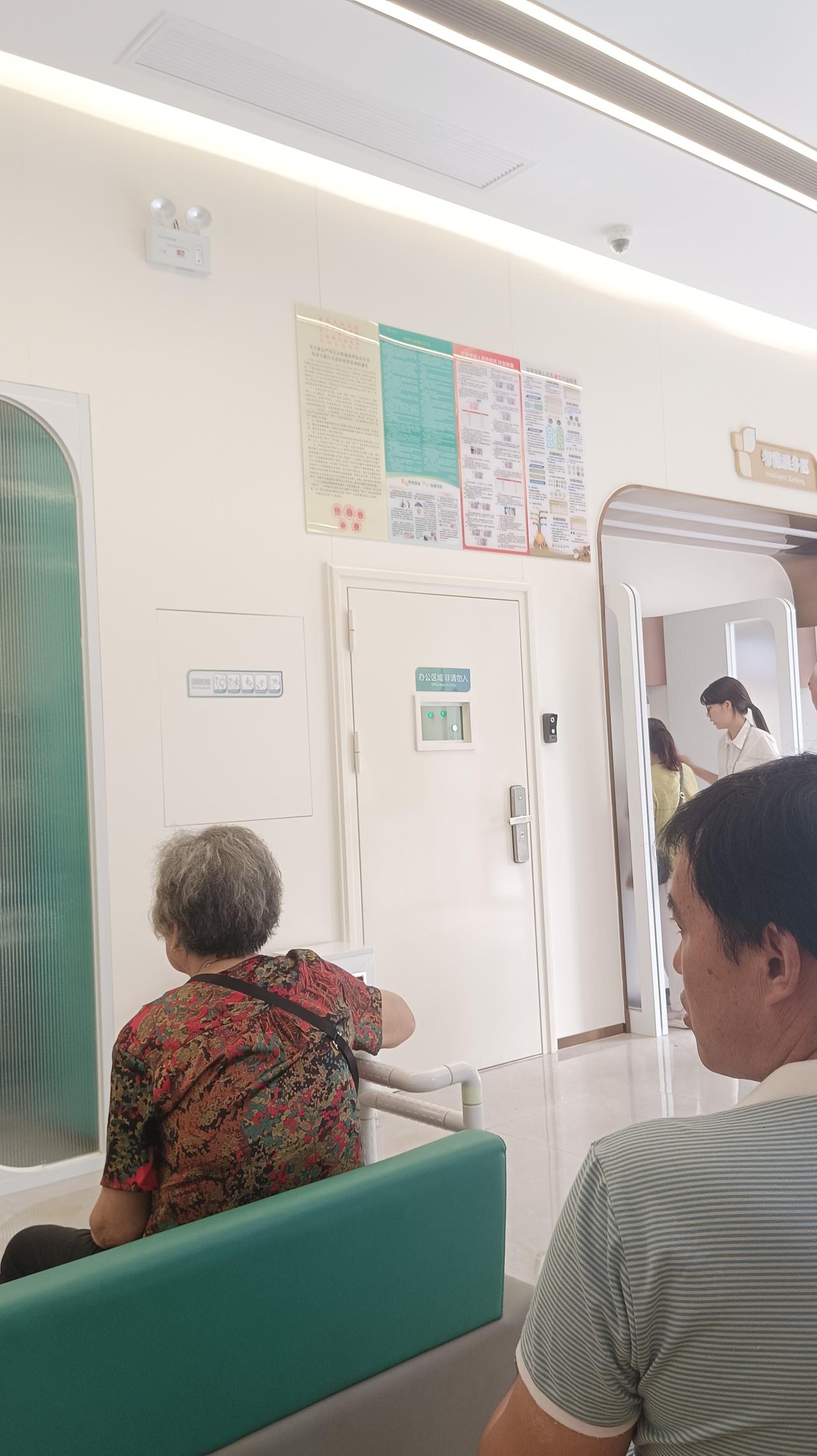 ＃株洲头条＃这些“高高在上”宣传招贴只给姚明老？
今天去一家银行营业厅，抬头看到
